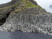 Felswand mit unzähligen Basaltsäulen am Reynisfjara Strand - Südisland